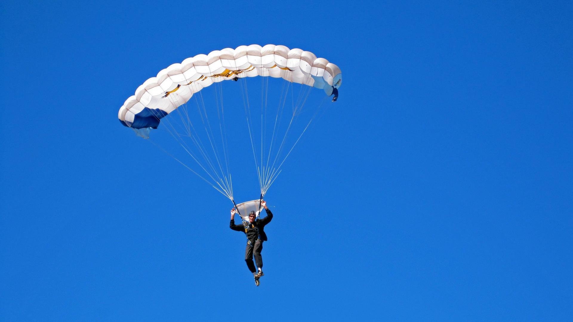 莱万多夫斯基意外战胜TL，最后时刻胜出引爆全场！赛场气氛高涨